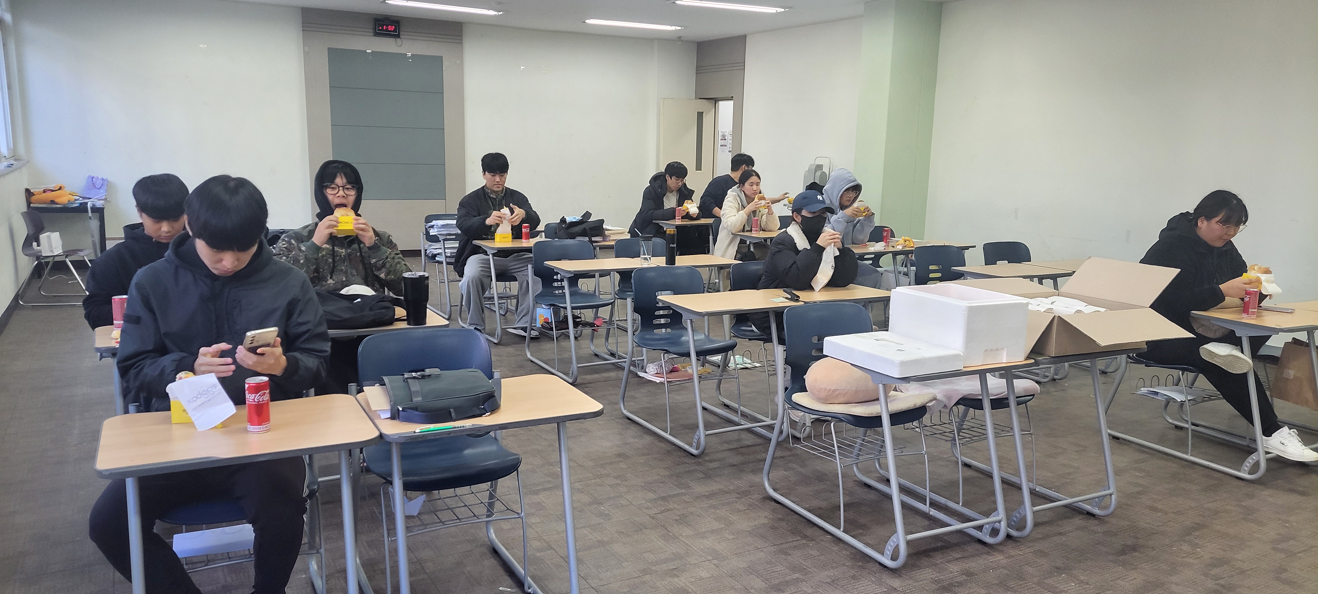 국가고시 준비중인 3학년에게 간식 쐈어요