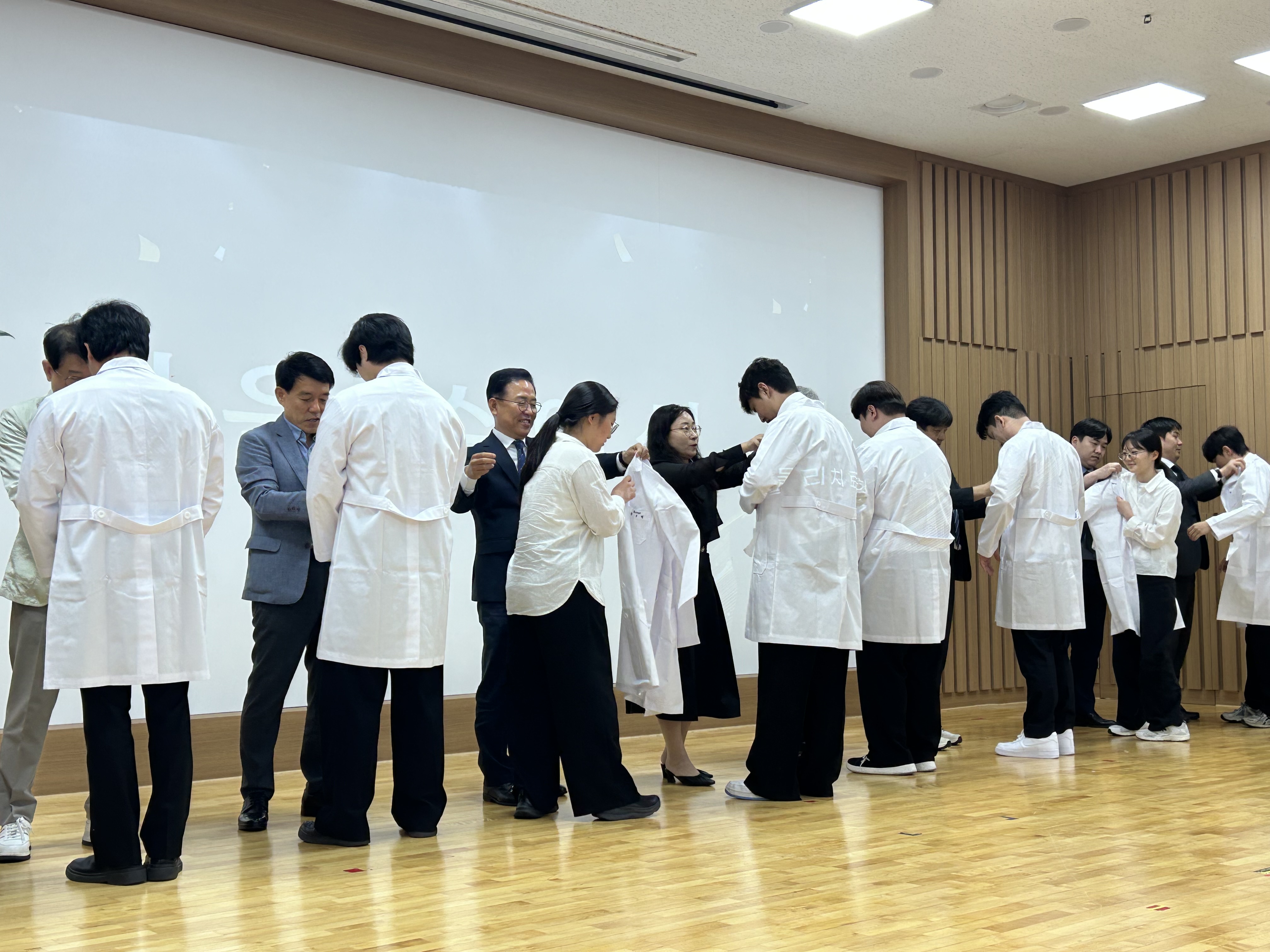 2026 가운식